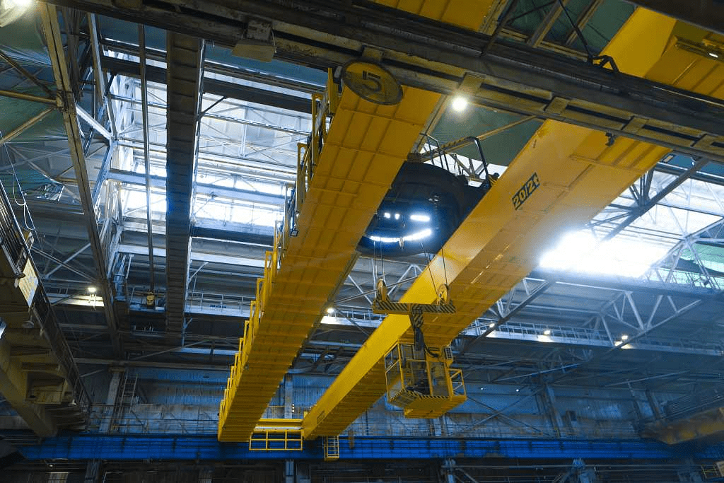 Парк грузоподъемного оборудования ВИЗ-Стали вновь пополнил новый мостовой кран